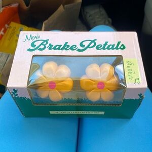 NWOT Moxi RollerSkates brake Petals (yellow daisy)